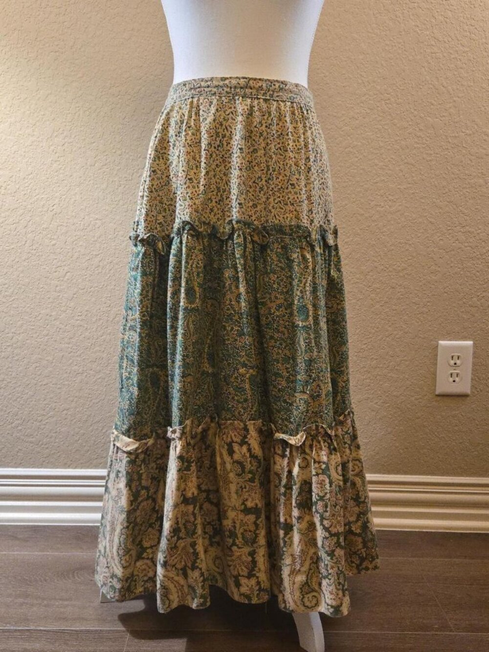 Jessica McClintock 1970s gunnies green and cream floral skirt